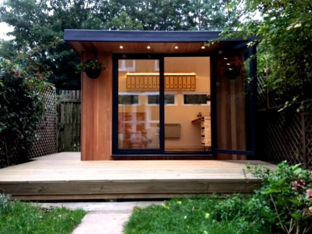 A bespoke garden office with cedar cladding in Brixton 