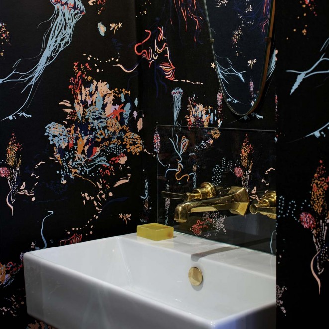 17_Patterns_Jellyfish_Black_Bathroom